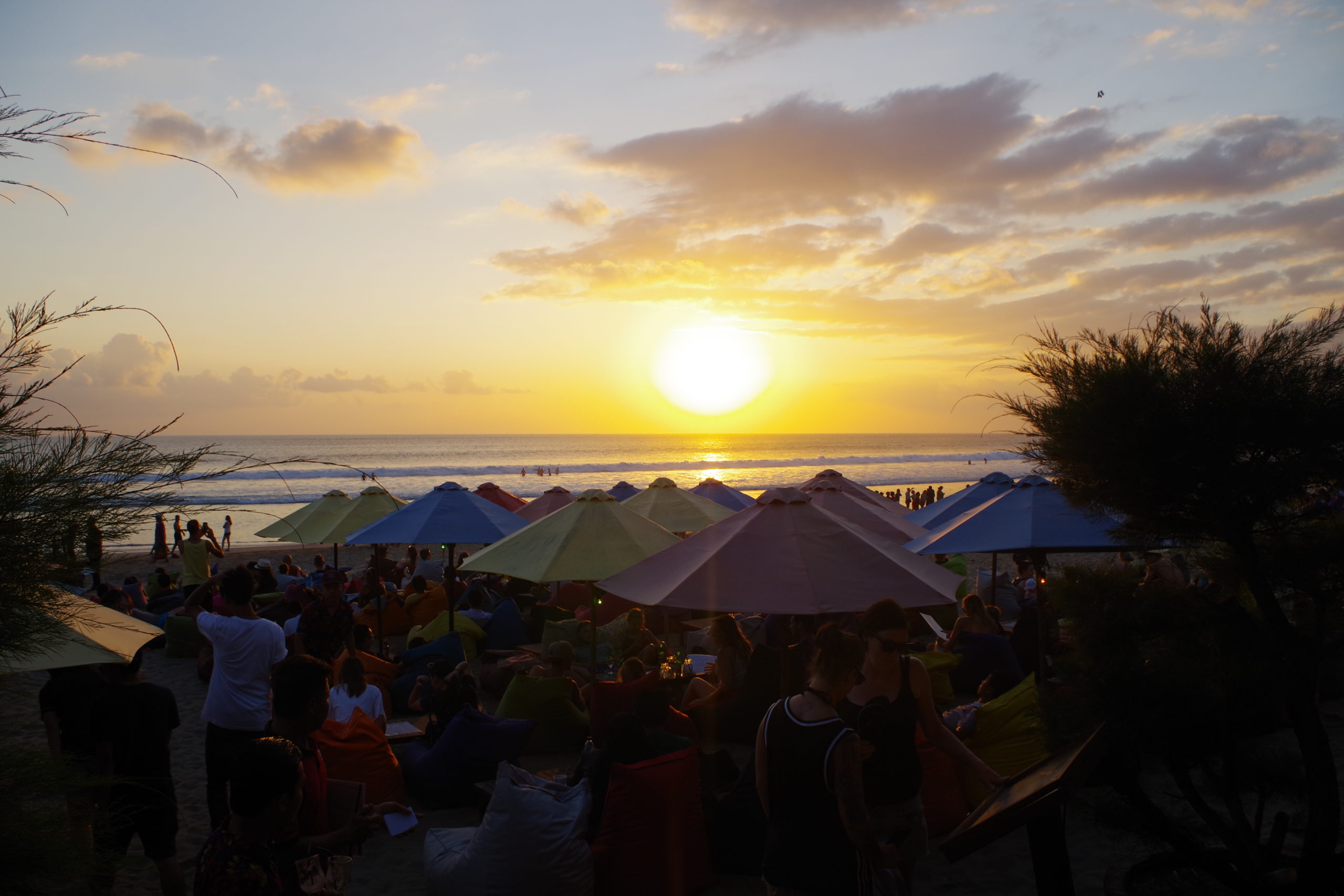ビーチリゾートで夕陽が綺麗に見える場所はどこ 夕陽好きの私がこっそり教えるベスト3選 Beach Gadget